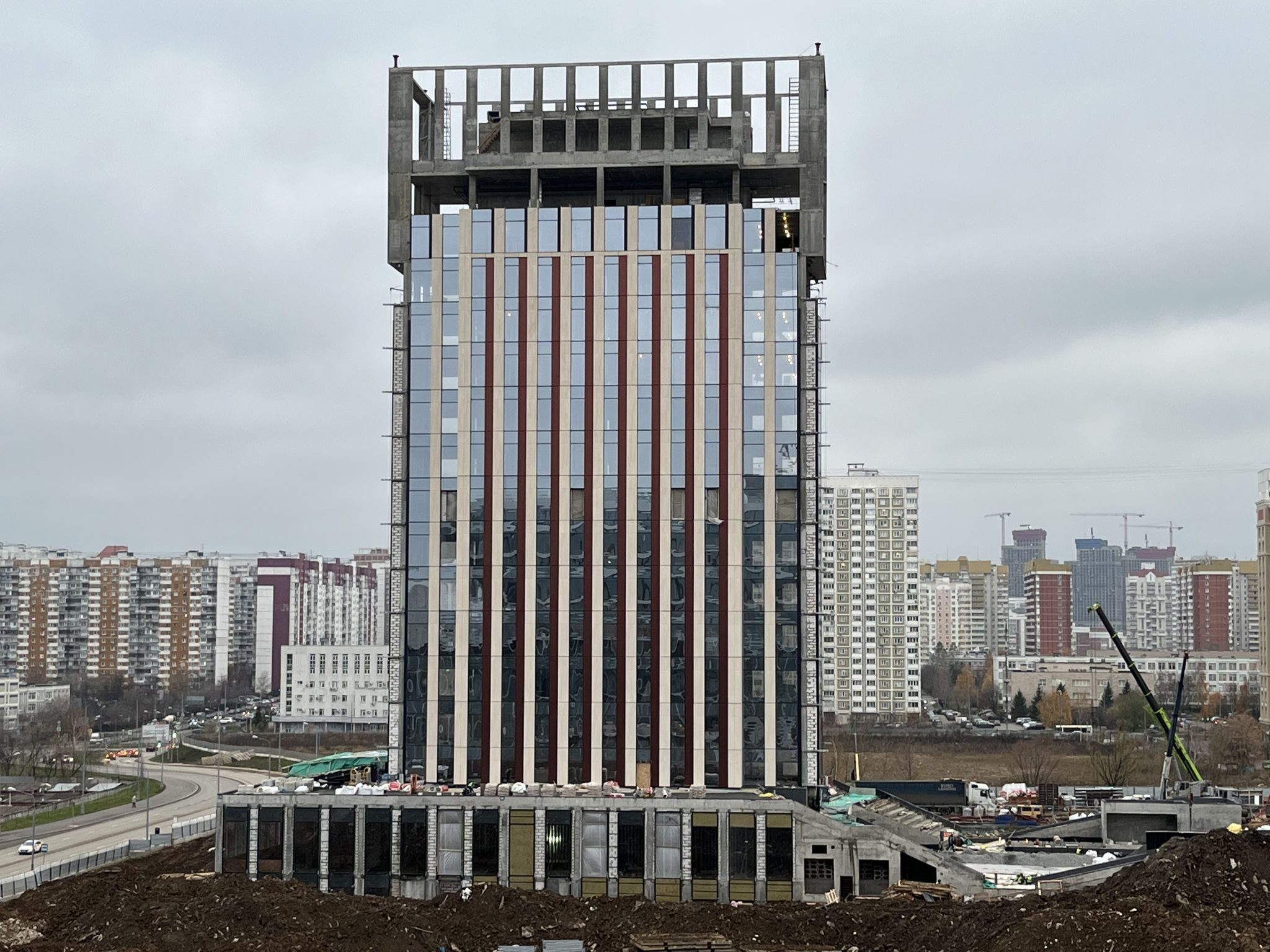 Выполняются работы по устройству кровли, фасадные работы с 1 по 14 этаж, устройство внутренних стен и перегородок, отделочные работы в подземной части, а также  выполняются работы по монтажу внутренних инженерных систем.