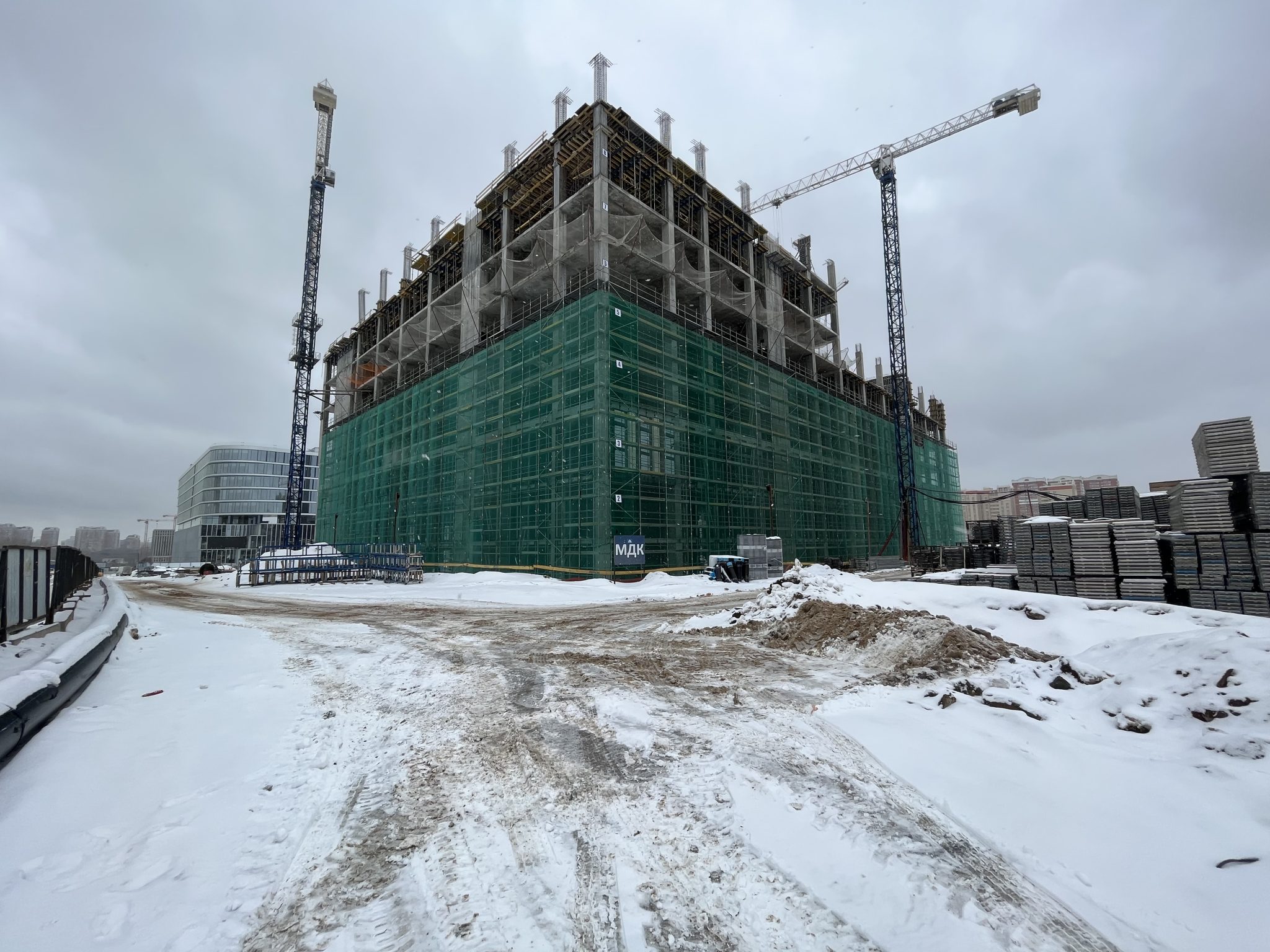 Выполняются работы по устройству возведения монолитных конструкций здания на 9 этаже блок 1, на 7 этаже в блоках 2,3, а также на 4,5,6,7 блоке возводятся вертикальные конструкции на -1 этаже.