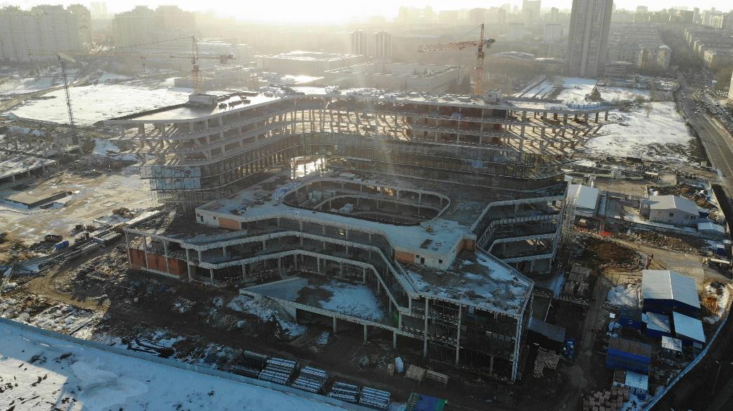 Устройство монолитного каркаса здания завершено, ведётся монтаж фасадных систем и внутренние работы