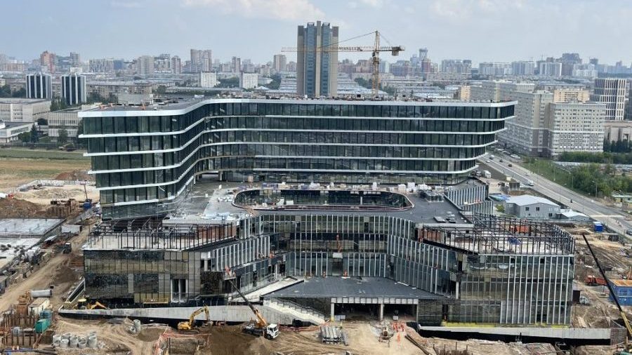 Выполняются работы по устройству фасада, кровли, общестроительные и отделочные работы,а также выполняются работы по устройству внутренних инженерных систем.