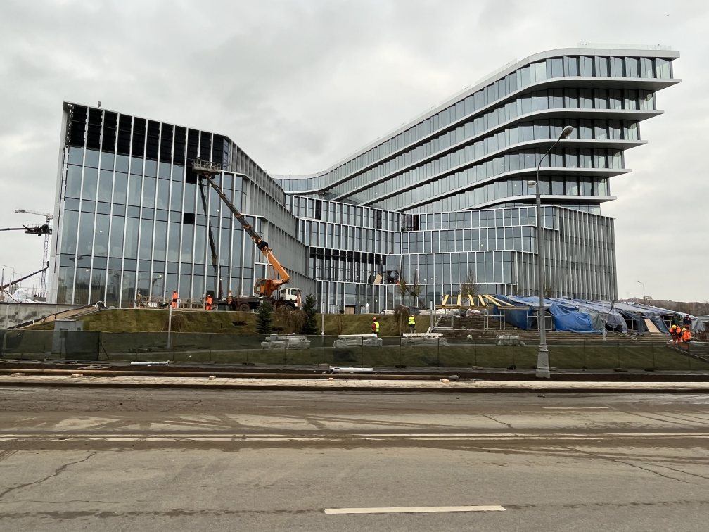 Выполняются работы по устройству фасада, кровли, благоустройства территории, общестроительные и отделочные работы,а также выполняются работы по устройству наружных и внутренних  инженерных систем.