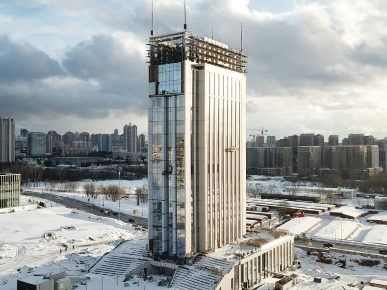 Выполняются работы по устройству  фасадов  с 1 по 15 этаж, устройство внутренних стен и перегородок, отделочные работы в подземной и надземной части, монтаж лифтового оборудования.