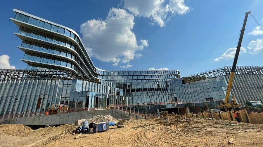 Выполняются работы по устройству фасада, кровли, благоустройства территории, общестроительные и отделочные работы,а также выполняются работы по устройству наружных и внутренних  инженерных систем.