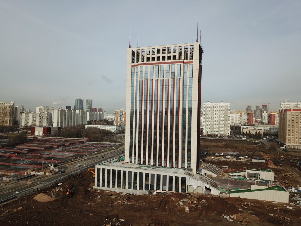 Фасады со 2 по 15 этаж выполнены в полном объеме, а на 1 этаже работы  выполняются, устройство внутренних стен и перегородок, отделочные работы в подземной и надземной части, монтаж лифтового оборудования.